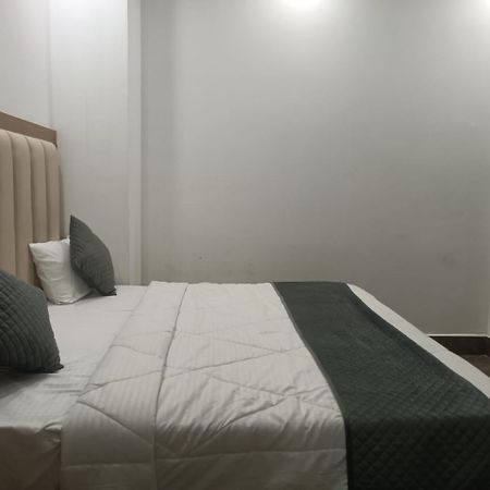 Hotel Whitehouse Ac Family Room Agra  Bagian luar foto