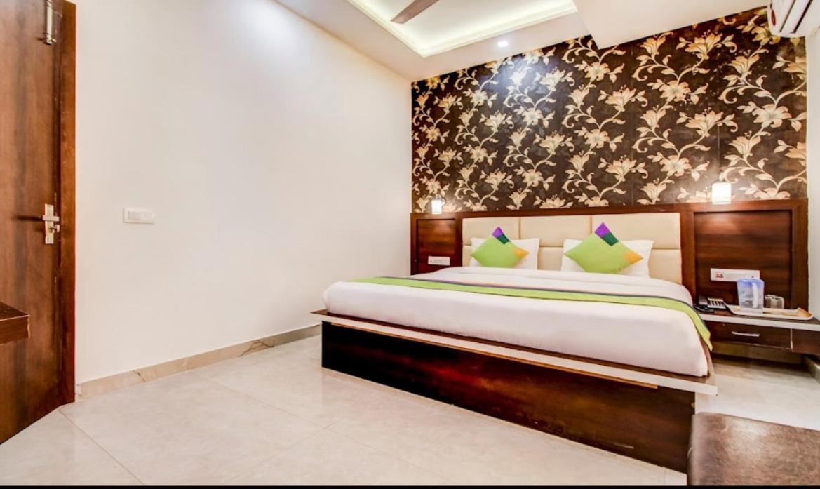 Hotel Whitehouse Ac Family Room Agra  Bagian luar foto
