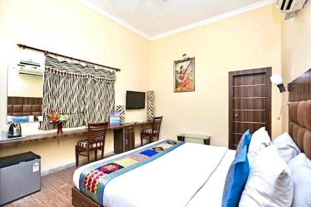 Hotel Whitehouse Ac Family Room Agra  Bagian luar foto
