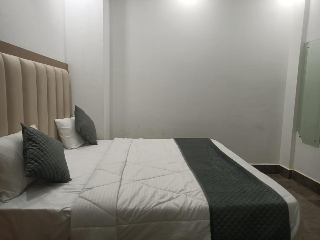 Hotel Whitehouse Ac Family Room Agra  Bagian luar foto