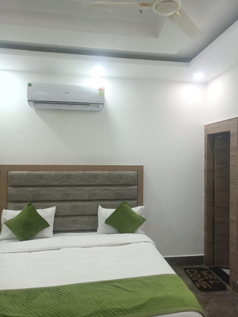 Hotel Whitehouse Ac Family Room Agra  Bagian luar foto