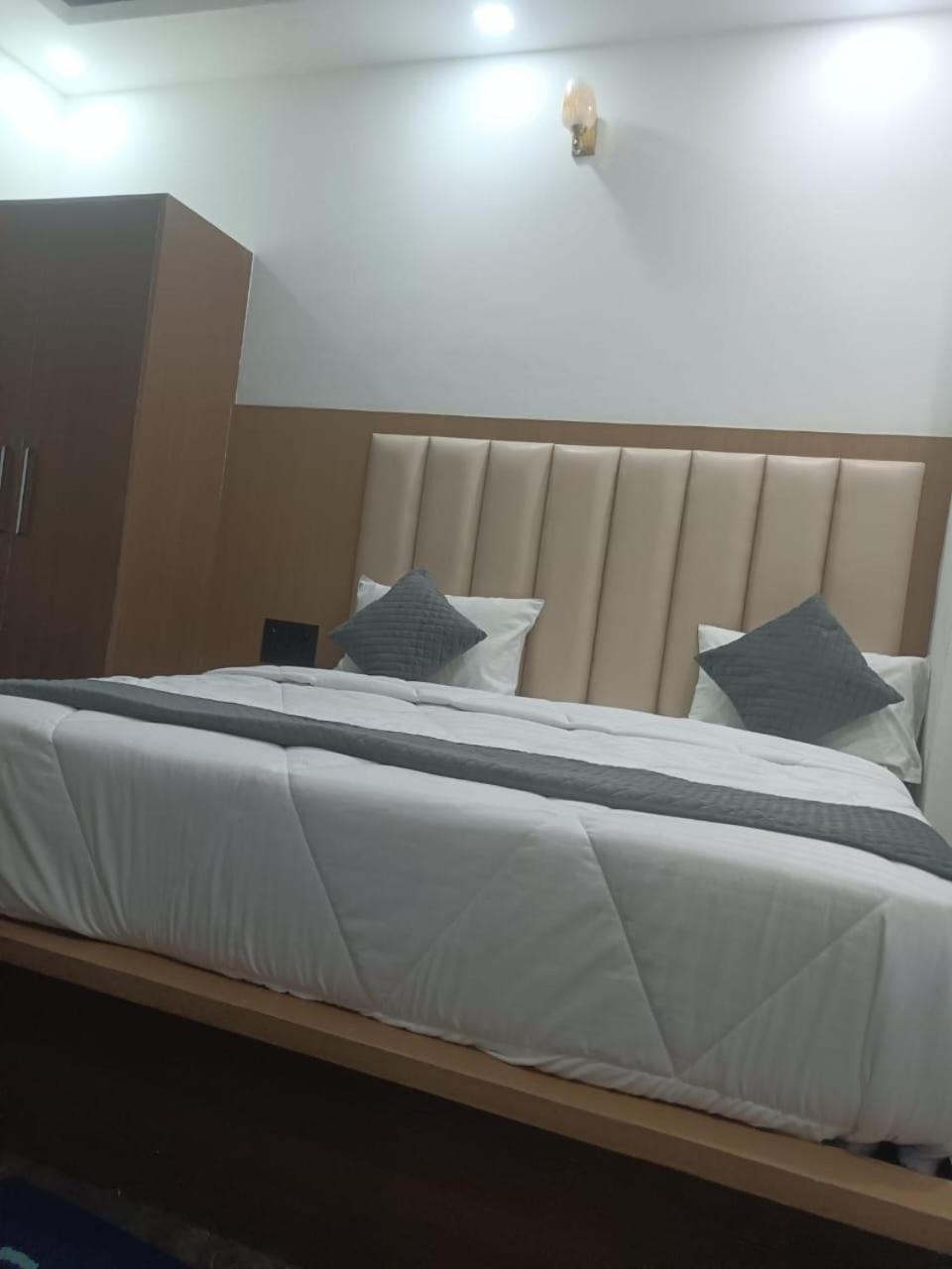 Hotel Whitehouse Ac Family Room Agra  Bagian luar foto