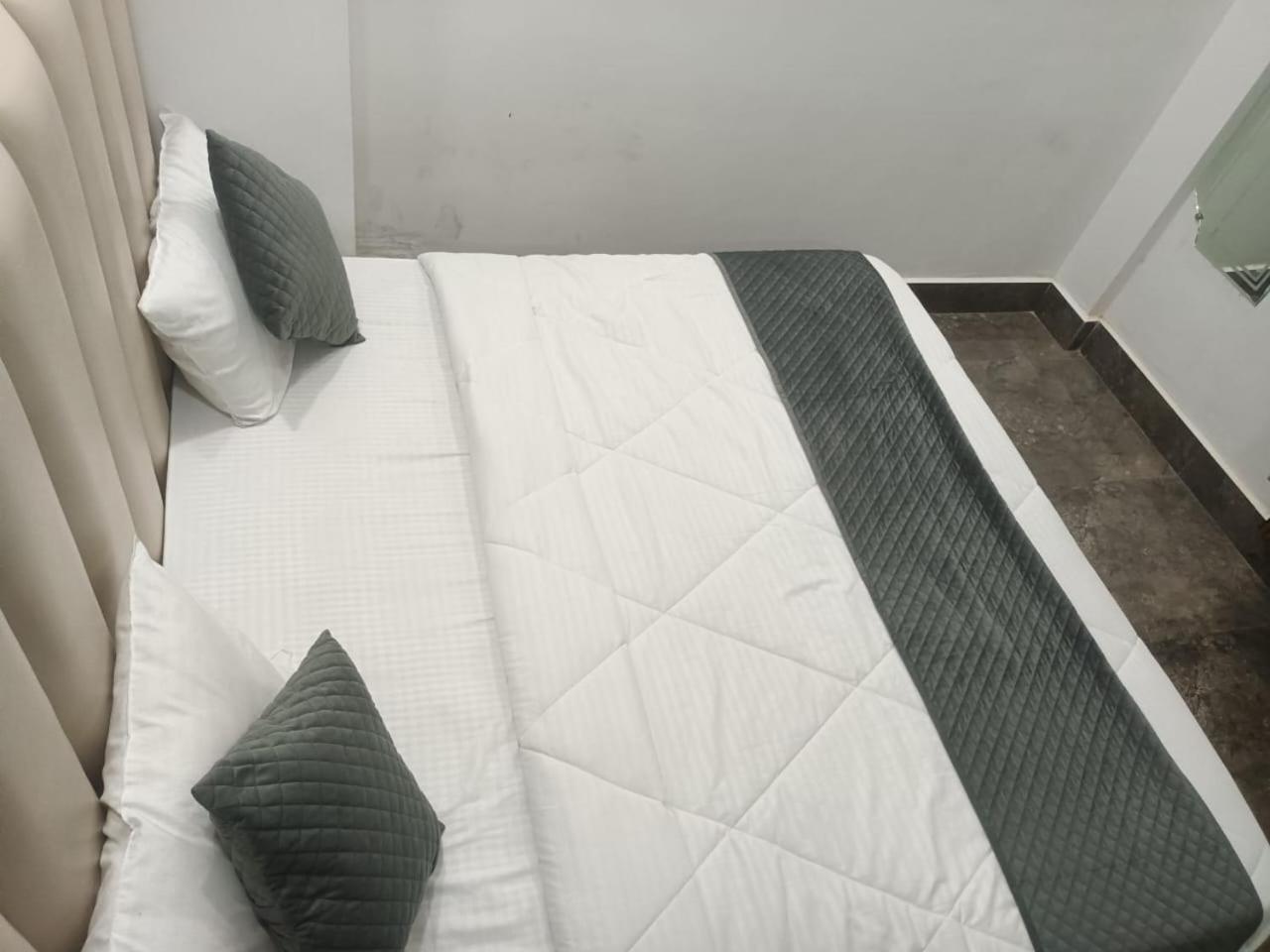 Hotel Whitehouse Ac Family Room Agra  Bagian luar foto