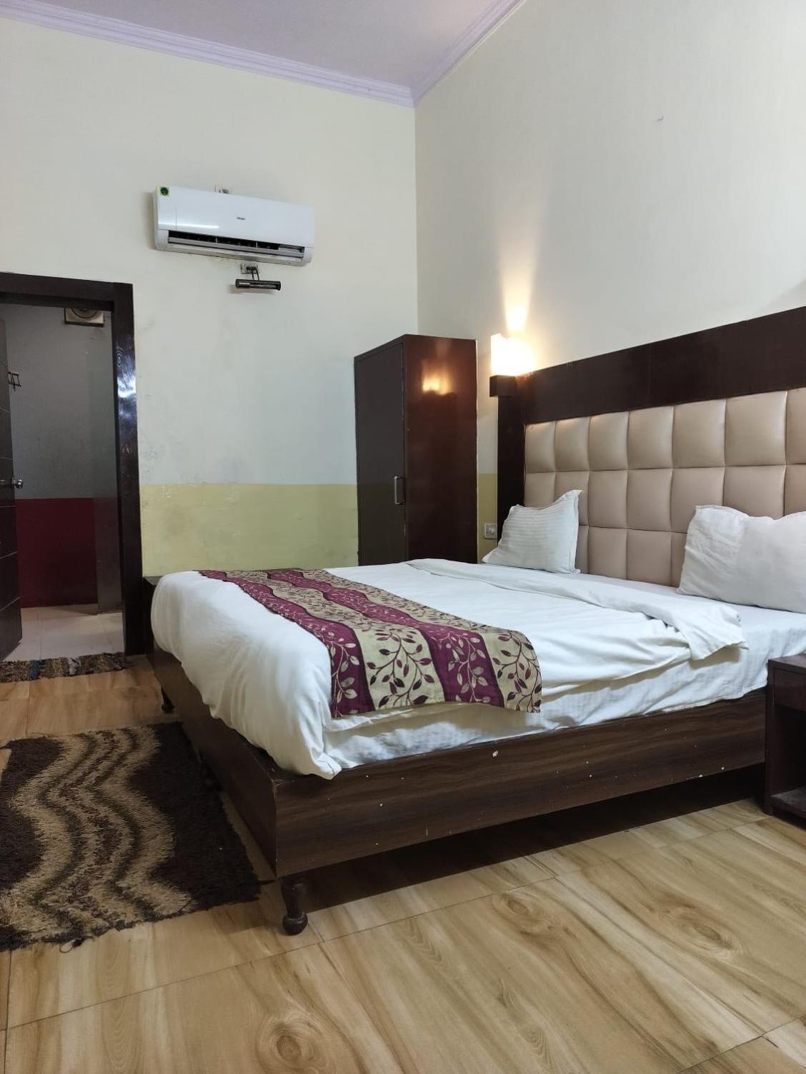 Hotel Whitehouse Ac Family Room Agra  Bagian luar foto