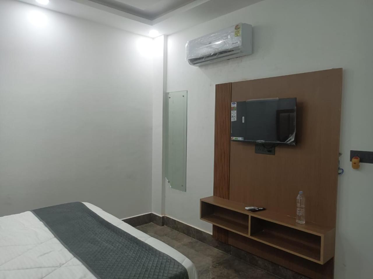Hotel Whitehouse Ac Family Room Agra  Bagian luar foto